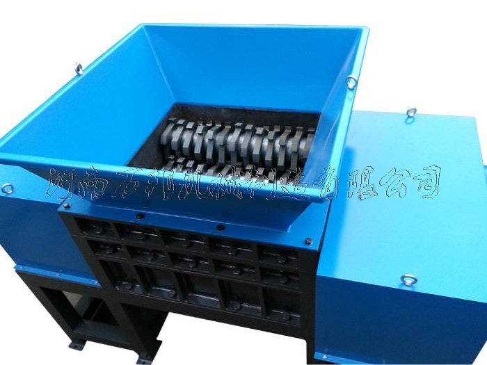 四軸撕碎機(jī)在對大型破碎料粉碎過程中的突出優(yōu)勢