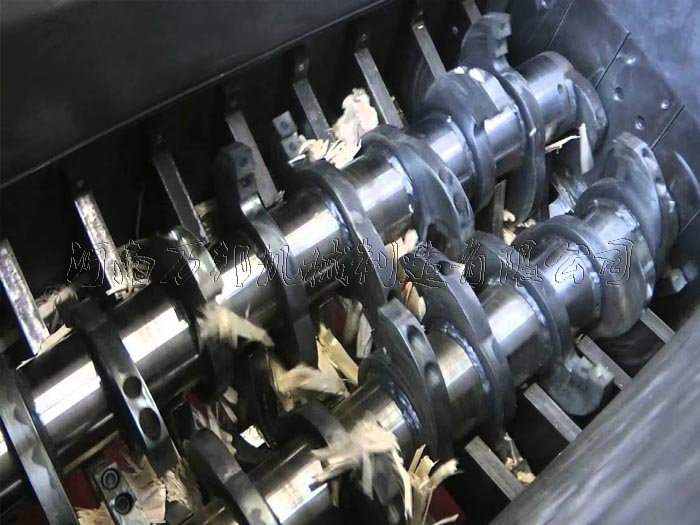 木材撕碎機內部